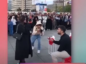  الفتاة انسحبت وعلت الخيبة اجواء الاحتفالات خاصة زاهر