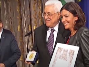 باريس تسحب وسام الشرف من عباس بعد تصريحاته عن "الهولوكوست"