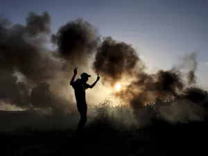 اسرائيل تفرض اغلاقا شاملا على الاراضي الفلسطينية وحماس تعلق تظاهرات غزة