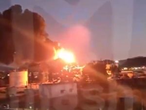 حريق بمصفاة نفط اوكرانية اثر هجوم بمسيّرات روسية (فيديو)