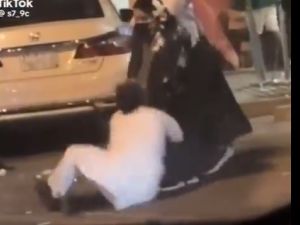 ضبط شابة ظهرت في فيديو وهي تقتص لنفسها من متحرش في الرياض