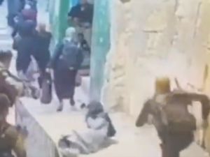 فيديو يوثق اعتداء جندي اسرائيلي بوحشية على امراة فلسطينية في القدس