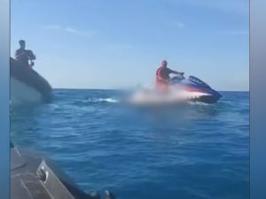 لحظة انتشال منقذين مغاربة جثة بلال قيسي من المياه بعد مقتله برصاص خفر السواجل الجزائري