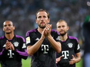 Bayern Munich's English forward #09 Harry Kane (C) acknowledges the fans at the end of the German first division Bundesliga football match between Borussia Moenchengladbach v FC Bayern Munich in Moenchengladbach, western Germany, on September 2, 2023. (Photo by UWE KRAFT / AFP)