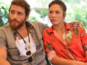 Demet Özdemir si trasferirà in Italia per stare con Can Yaman? Demet Özdemir, Can Yaman'la birlikte olmak için İtalya'ya mı taşınıyor?