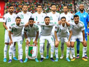 Team Algeria poses for a photo during the FIFA World Cup Qatar 2022 qualifying third round football match between Algeria and Cameroon at the Stade omnisport de Douala stadium in Douala, Cameroon on March 25, 2022. (Photo by Daniel BELOUMOU OLOMO / AFP)