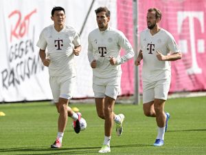 (L-R) Bayern Munich's South Korean defender #03 Min-Jae Kim, Bayern Munich's midfielder #08 Leon Goretzka (L) and Bayern Munich's English midfielder #09 Harry Kane (R) jog during the training session at the team trainings ground in Munich, southern Germany, on September 19, 2023, on the eve of the UEFA Champions League Group A football match between Bayern Munich and Manchester United. (Photo by Christof STACHE / AFP)