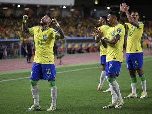 Brazil's forward Neymar (L) celebrates with teammates after scoring a goal during the 2026 FIFA World Cup South American qualifiers football match between Brazil and Bolivia at the Jornalista Edgar Proença 'Mangueirao' stadium, in Belem, state of Para, Brazil, on September 8, 2023. Neymar became Brazil's all-time top scorer on Friday surpassing Pele's record. (Photo by CARL DE SOUZA / AFP)