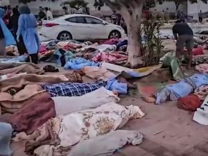 جثث موتى على قارعة الطريق جراء فيضانات مدينة درنة الليبية