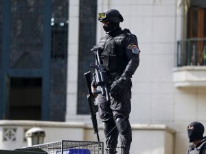 عنصر من الأجهزة الأمنية المصرية