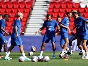 France's forward Antoine Griezmann (3rdL), France's forward Kylian Mbappe(C) and France's forward Olivier Giroud (R) take part in a training session at the Parc des princes Stadium, in Paris on September 6, 2023, on the eve of the UEFA Euro 2024 football tournament qualifying match against Ireland. (Photo by FRANCK FIFE / AFP)