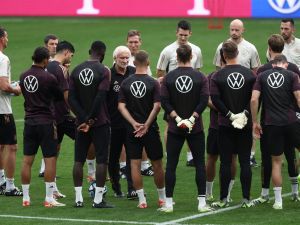 Rudi Voeller (C), director of the Germany national team, oversees a training session on the eve of the friendly football match between Germany and France in Dortmund, western Germany, on September 11, 2023. (Photo by FRANCK FIFE / AFP)