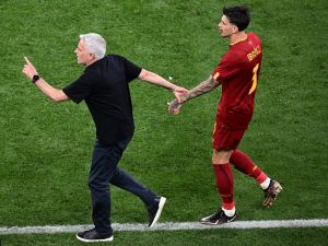 AS Roma's Portuguese coach Jose Mourinho (L) reacts to the injury of AS Roma's Brazilian defender Roger Ibanez during the UEFA Europa League final football match between Sevilla FC and AS Roma at the Puskas Arena in Budapest on May 31, 2023. (Photo by Ferenc ISZA / AFP)