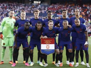 The Netherlands team pose for a photograph prior to the UEFA Nations League semi final football match between the Netherlands and Croatia at the De Kuip Stadium in Rotterdam on June 14, 2023. (Photo by Kenzo TRIBOUILLARD / AFP)