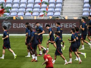 Portugal’s players attend a training session at Algarve stadium in Loule, on September 10, 2023, on the eve of the European Championship qualifying football match against Luxembourg. (Photo by Patricia DE MELO MOREIRA / AFP)