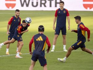 Spain's players take part in a training session on the eve of the EURO 2024 first round group A qualifying football match between Spain and Cyprus at the Nuevo Estadio de Los Carmenes in Granada on September 11, 2023. (Photo by JORGE GUERRERO / AFP)