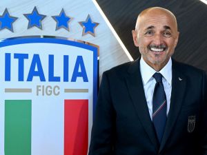 Newly appointed Italy's national football team head coach Italian Luciano Spalletti poses after a press conference at Coverciano training ground in Florence on September 02, 2023. (Photo by Filippo MONTEFORTE / AFP)