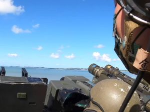 جندي من الجيش التايواني داخل أحد التحصينات على شاطىء الجزيرة