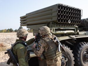  تجمع الآلاف في العاصمة الألمانية برلين، في يوم الوحدة الألمانية، ضد توريد الأسلحة إلى أوكرانيا 