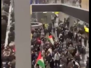 متظاهرون يقتحمون مطارا في داغستان بعد وصول طائرة من اسرائيل (فيديو)