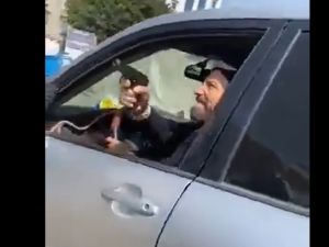 بالفيديو.. يمني يقتل شقيقه بالرصاص امام محكمة في صنعاء