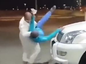 اعتداء وحشي على عامل محطة وقود في السعودية (فيديو)