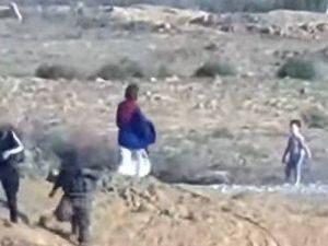 كتائب القسام تطلق سراح رهينة اسرائيلية وطفليها