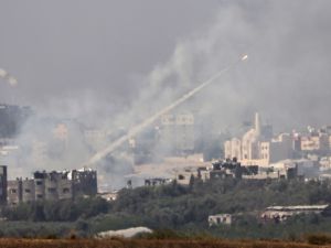 تجدد الغارات على قطاع غزة والمقاومة تواصل قصفها لاسرائيل