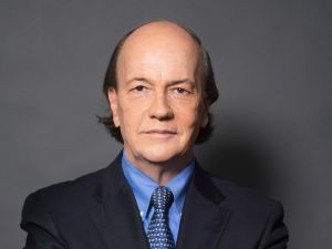الخبير الدولي في الشؤون المالية والتجارية جيم ريكاردز يلقي الكلمة الرئيسية في "مؤتمر دبي للمعادن الثمينة" 2023 من تنظيم مركز دبي للسلع المتعددة