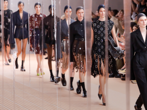 Prada تتعاون مع شركة الفضاء "أكسيوم سبيس" لتصميم بدلات فضائية 