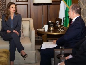 الملكة رانيا تعتمد بدلة باللون الرمادي مجددا خلال لقائها مسؤولي اليونيسف