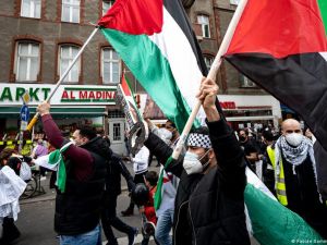 متظاهرون مؤيدون للقضية الفلسطينية