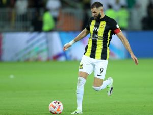Ittihad's French forward #09 Karim Benzema runs with the ball during the Saudi Pro League football match between Al-Ittihad and Al-Hilal at Prince Abdullah al-Faisal Stadium in Jeddah on September 1, 2023. (Photo by AFP)