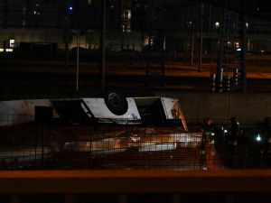 بعد السقوط، اشتعلت النيران في الحافلة