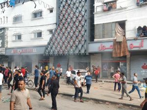 غارة اسرائيلية تستهدف مول أبو دلال في مخيم النصيرات بقطاع غزة