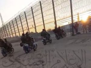 مقاومون فلسطينيون على دراجات نارية يخترقون السياج الحدودي لاقتحام مستوطنات غلاف غزة