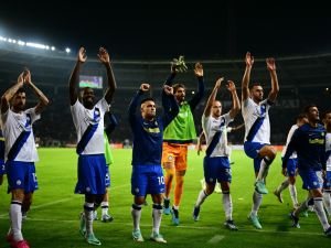 Inter Milan's players celebrate after winning the Italian Serie A football match between Torino and Inter Milan, at Torino's Olympic Stadium, in Turin on October 21, 2023. (Photo by Marco BERTORELLO / AFP)