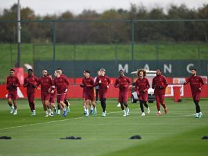 Manchester United players attend a training session at the Carrington Training Complex in Manchester, north-west England on October 23, 2023 ahead of their UEFA Champions League Group A football match against FC Copenhagen. (Photo by Paul ELLIS / AFP)