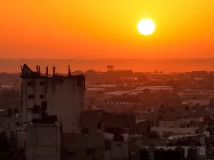 عشرات الشهداء مع مواصلة اسرائيل قصفها لغزة والسلطة تطالب بتحقيق دولي بمجزرة المستشفى