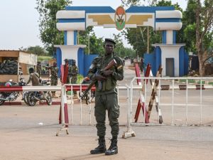 عناصر من القوات النيجيرية أمام السفارة الفرنسية 