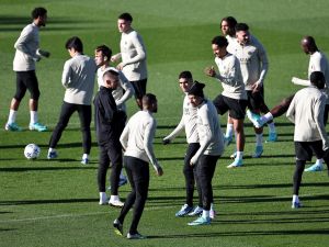 Paris Saint-Germain's players take part in a training session in Poissy, west of Paris, on October 24, 2023, on the eve of their UEFA Champions League football match against Milan AC. (Photo by FRANCK FIFE / AFP)