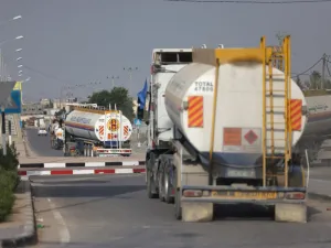 انفجار قرب معبر رفح بعيد دخول شاحنات محملة وقودا اليه من مصر
