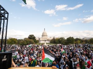 مظاهرات امام البيت الابيض احتجاجا على مشاركة بايدن في ابادة الفلسطينيين