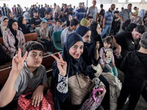 اول دفعة تضم أجانب وجرحى فلسطينيين تغادر غزة الى مصر