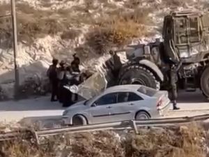 جنود اسرائيليون يلتقطون سيلفي مع جثمان فلسطيني قتلوه في ابو ديس