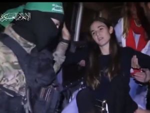 Israeli hostage says goodbye to a Hamas fighter