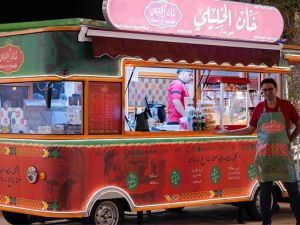 القرية العالمية تستضيف 30 كشكاً للمأكولات من المشاريع الصغيرة والمتوسطة
