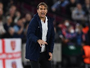 Sevilla's Spanish coach Julen Lopetegui gestures on the touchline during the UEFA Europa League round of 16 second leg football match between West Ham United and Sevilla at The London Stadium, in east London on March 17, 2022. (Photo by Glyn KIRK / AFP)