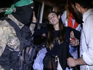 الصليب الأحمر يستلم الأسرى الإسرائيليين من حماس