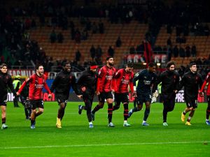 AC Milan's players celebrate at the end of the Serie A football match between AC Milan vs Fiorentina at San Siro stadium in Milan, on November 25, 2023. (Photo by Isabella BONOTTO / AFP)